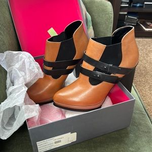 Women’s boots size 10